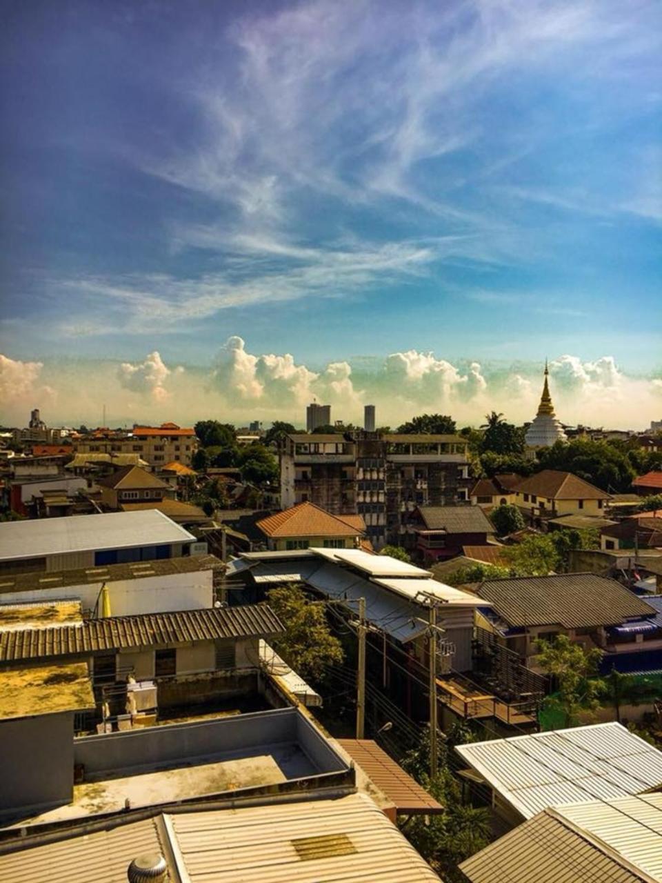 Hug Hostel Rooftop Чиангмай Екстериор снимка